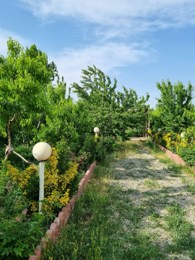 سهیلیه شهرک فرهنگیان باغچه ۱۰۰۰ متری درختان میوه مثمر ۱۵ ساله آبیاری قطره‌ای / برق /استخر /در منطقه ییلاقی