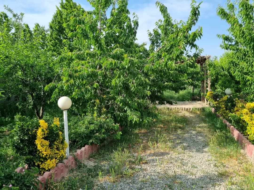 سهیلیه شهرک فرهنگیان باغچه ۱۰۰۰ متری درختان میوه مثمر ۱۵ ساله آبیاری قطره‌ای / برق /استخر /در منطقه ییلاقی